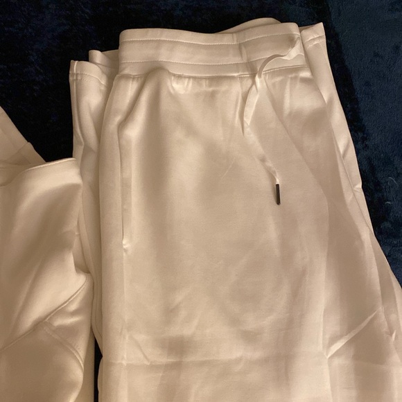 I’m selling this set of new white pant&sweater - Picture 11 of 16